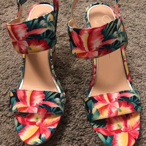 Fun floral summer sandals! - Picture 2 of 4